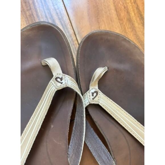 OluKai Women's Size 9 Flip Flops Sandals Beige Great Condition Comfort - Picture 2 of 3